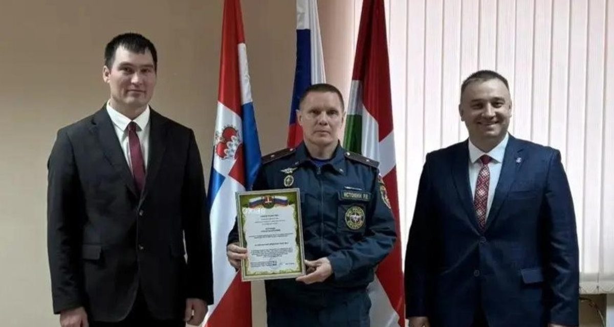 Начальника 71 пожарно-спасательной части Романа Истомина занесли на Доску почёта Кочевского округа