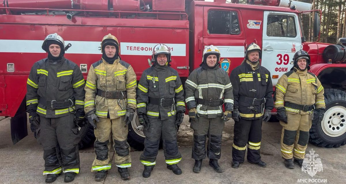 Пожарные вывели двух человек из горящей квартиры в селе Ваньки, двое пострадали