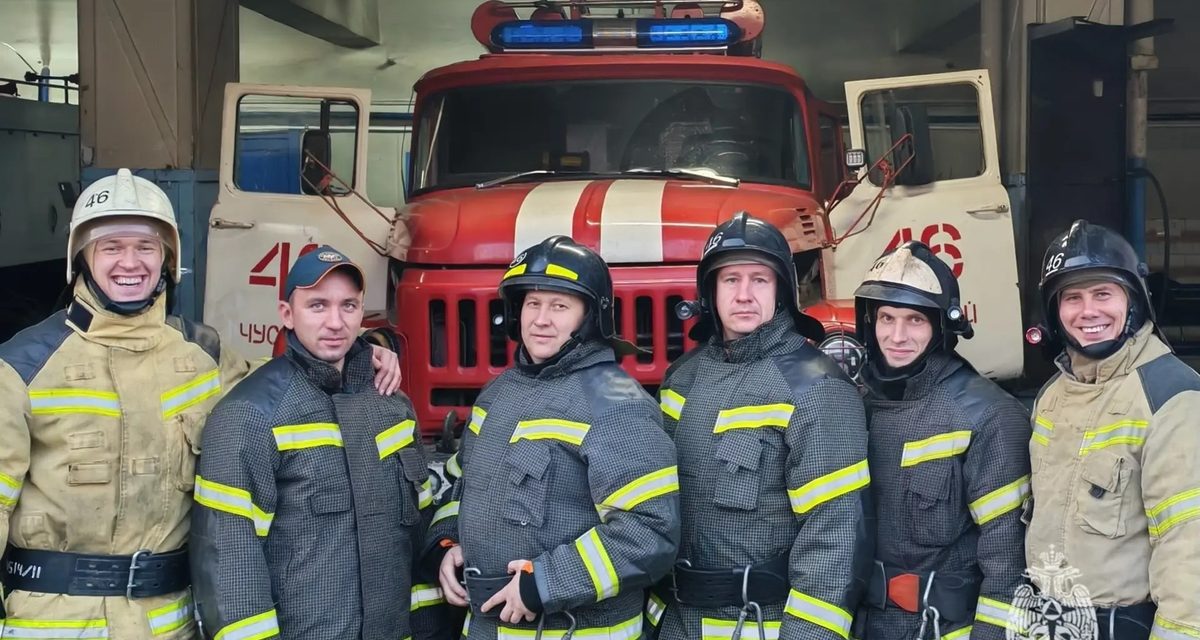 Пожарные спасли 13 человек, включая четырех детей, из горящего дома в Чусовом
