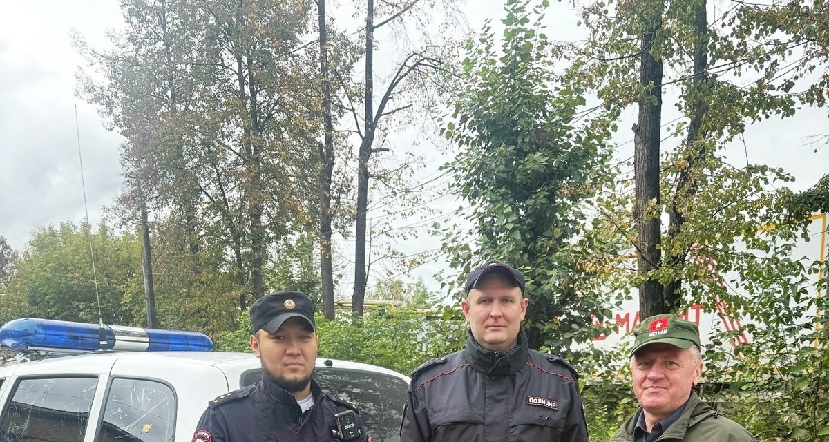 Участковые помогли волонтёрам эвакуировать сломавшуюся машину с гуманитарным грузом