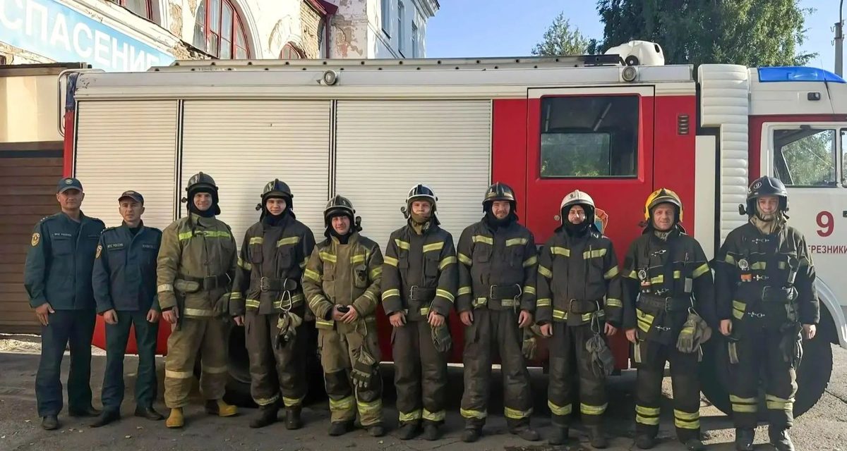 В Березниках пожарные вывели двоих из горящей квартиры и спасли третьего с окна