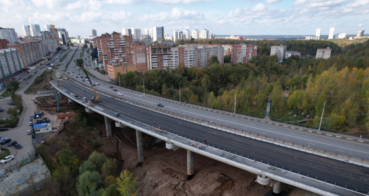 На новом мосту через Егошиху уложили последний слой асфальта — движение откроют 18 октября