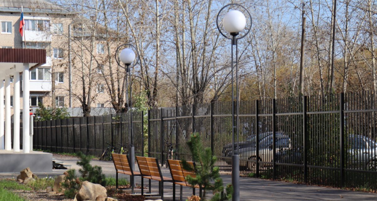 В поселке Уральском школьный двор превратили в площадку для праздников и концертов