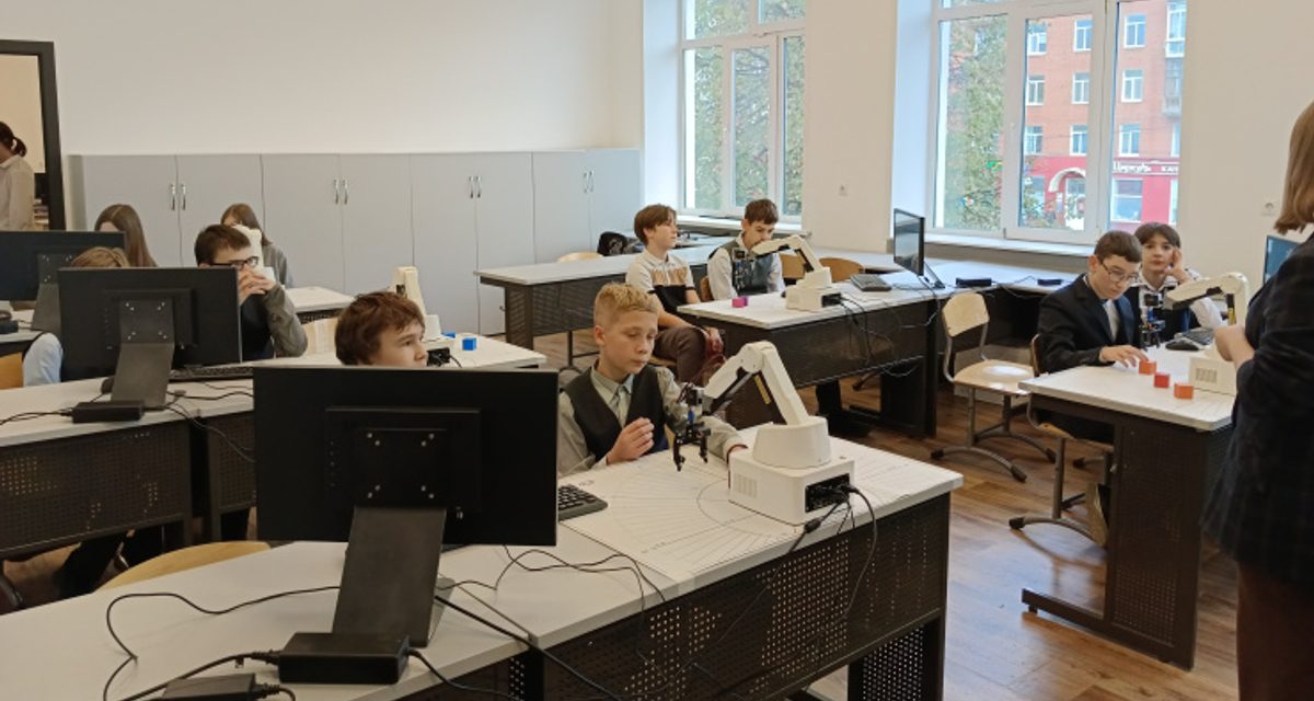 300 школьников Перми осваивали роботов, криптографию и VR на Лиге робототехники
